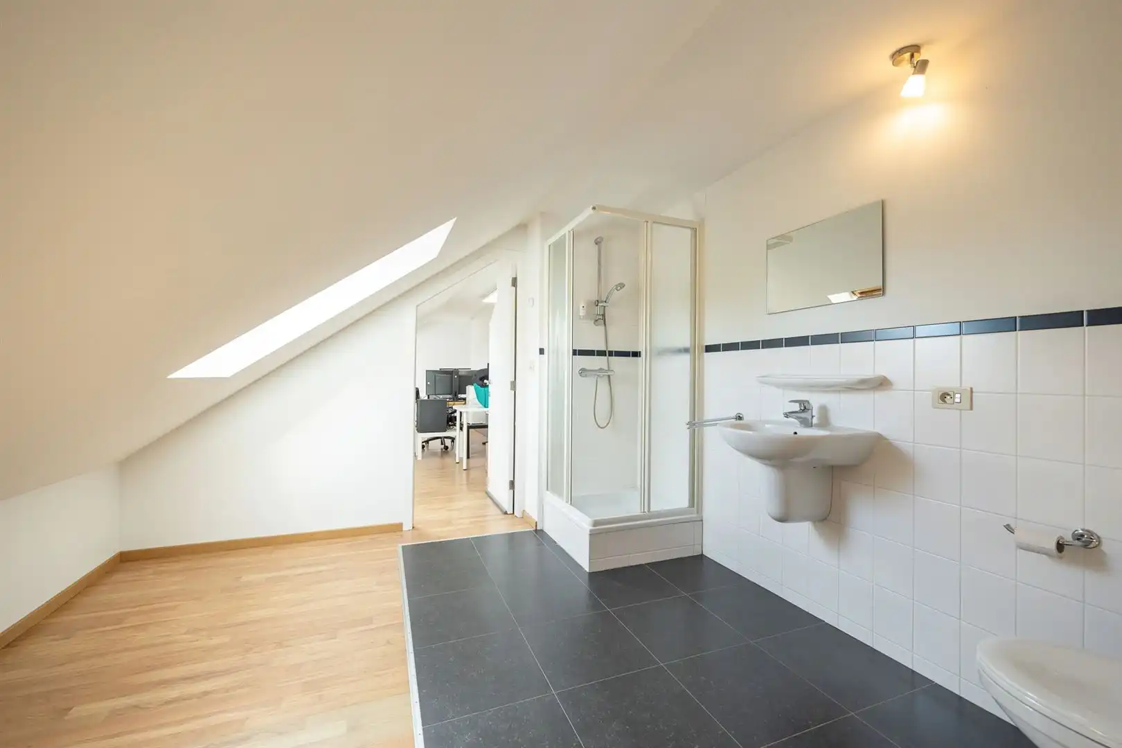 Lichtrijk penthouse met terras, zolder en dubbele garagebox. foto 19