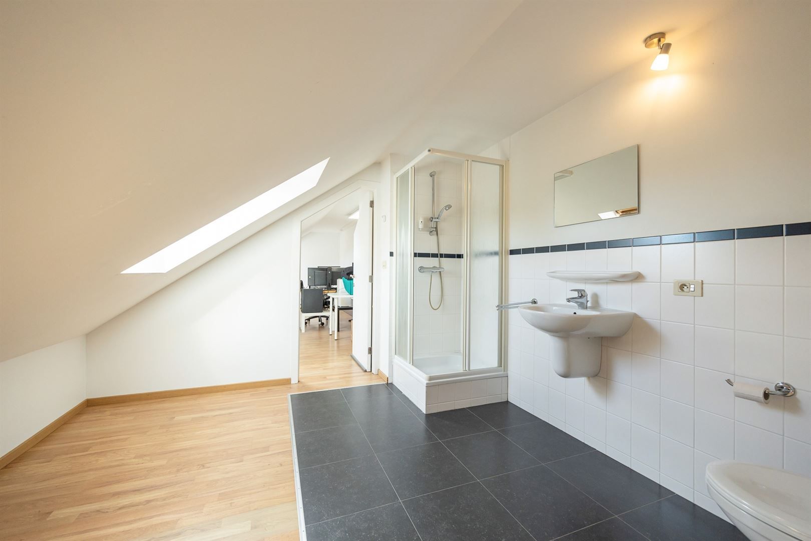 Lichtrijk penthouse met terras, zolder en dubbele garagebox. foto 19