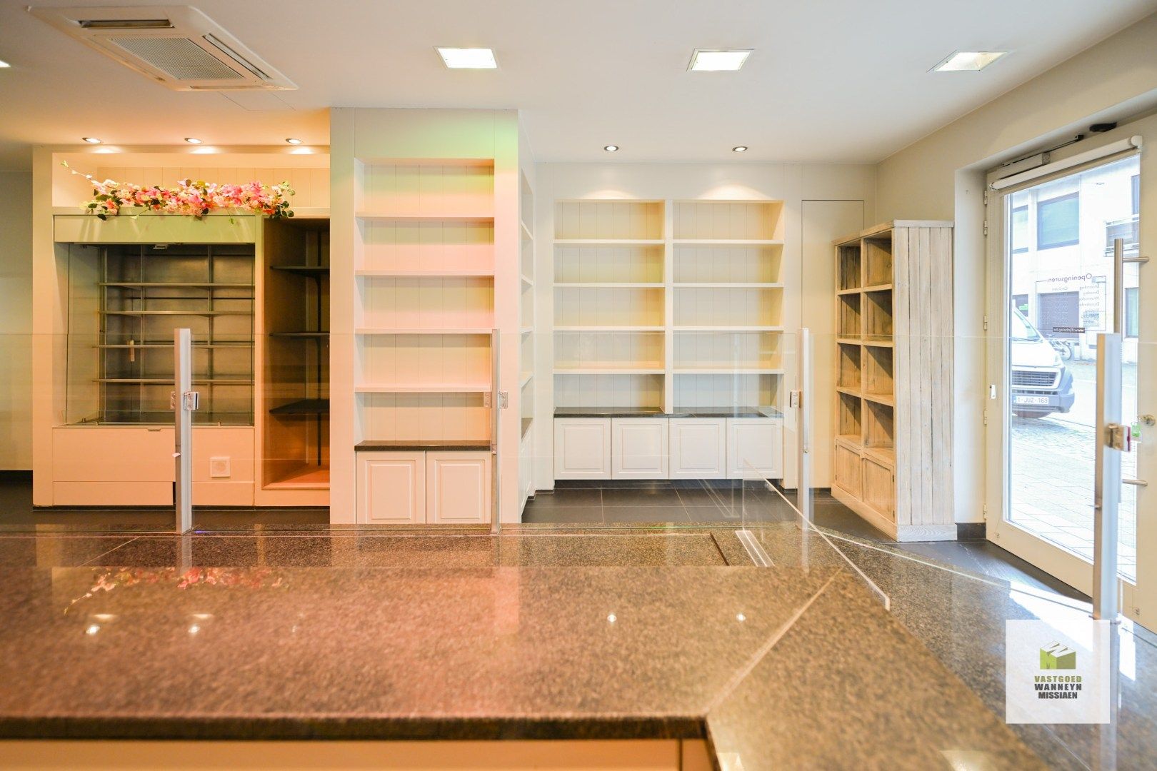 Instapklaar handelspand (80 m2) momenteel ingericht als traiteurszaak foto 8