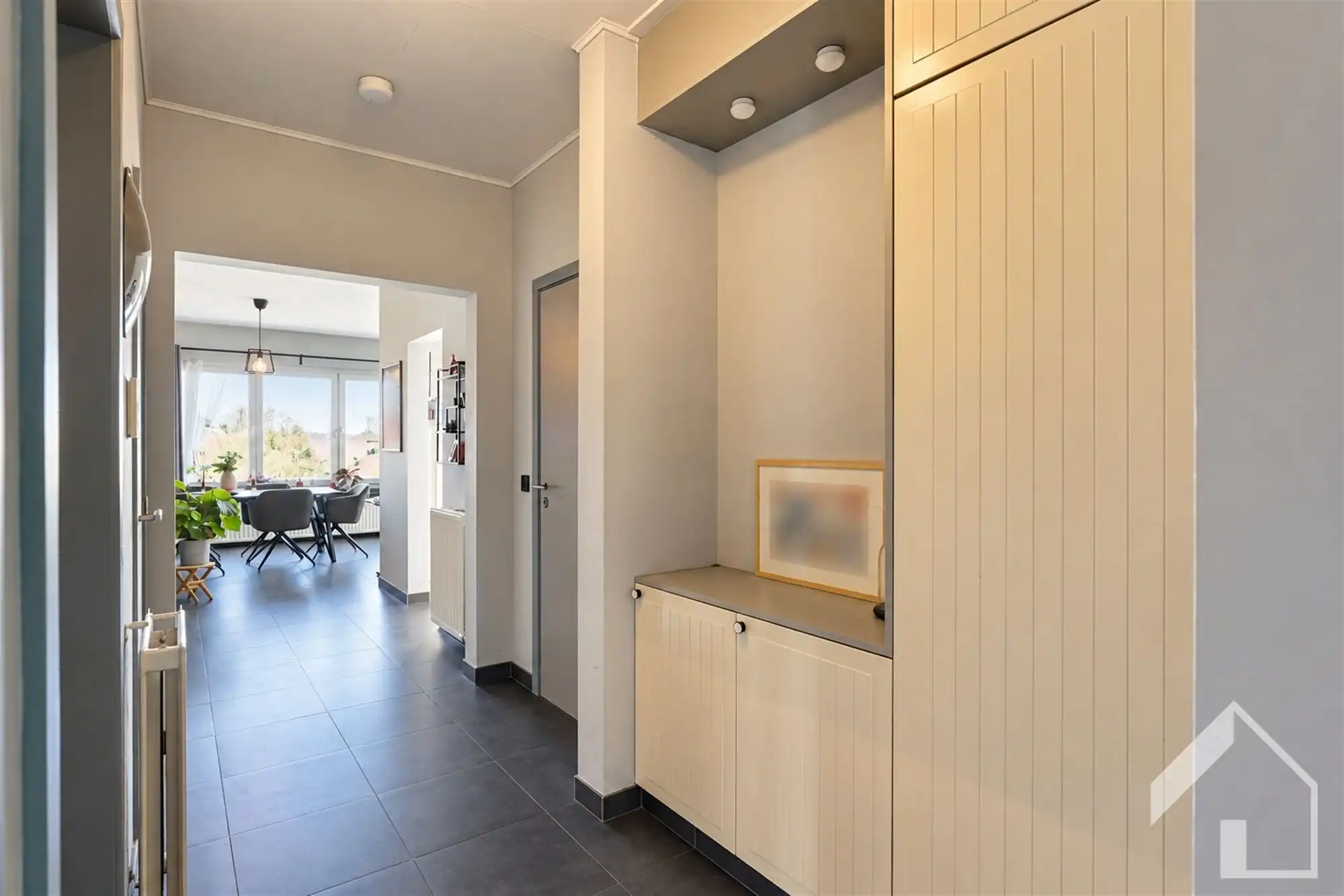 Lichtrijk hoekappartement met 2 slaapkamers, terras en garage met oprit foto 2