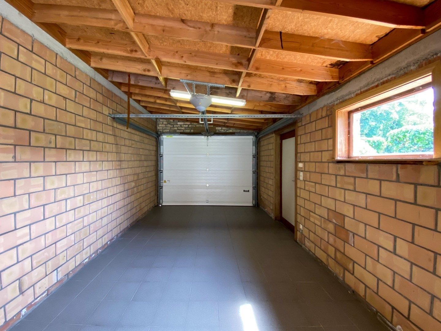 Charmante woning met 4 slaapkamers, tuin en ruime garage. foto 22