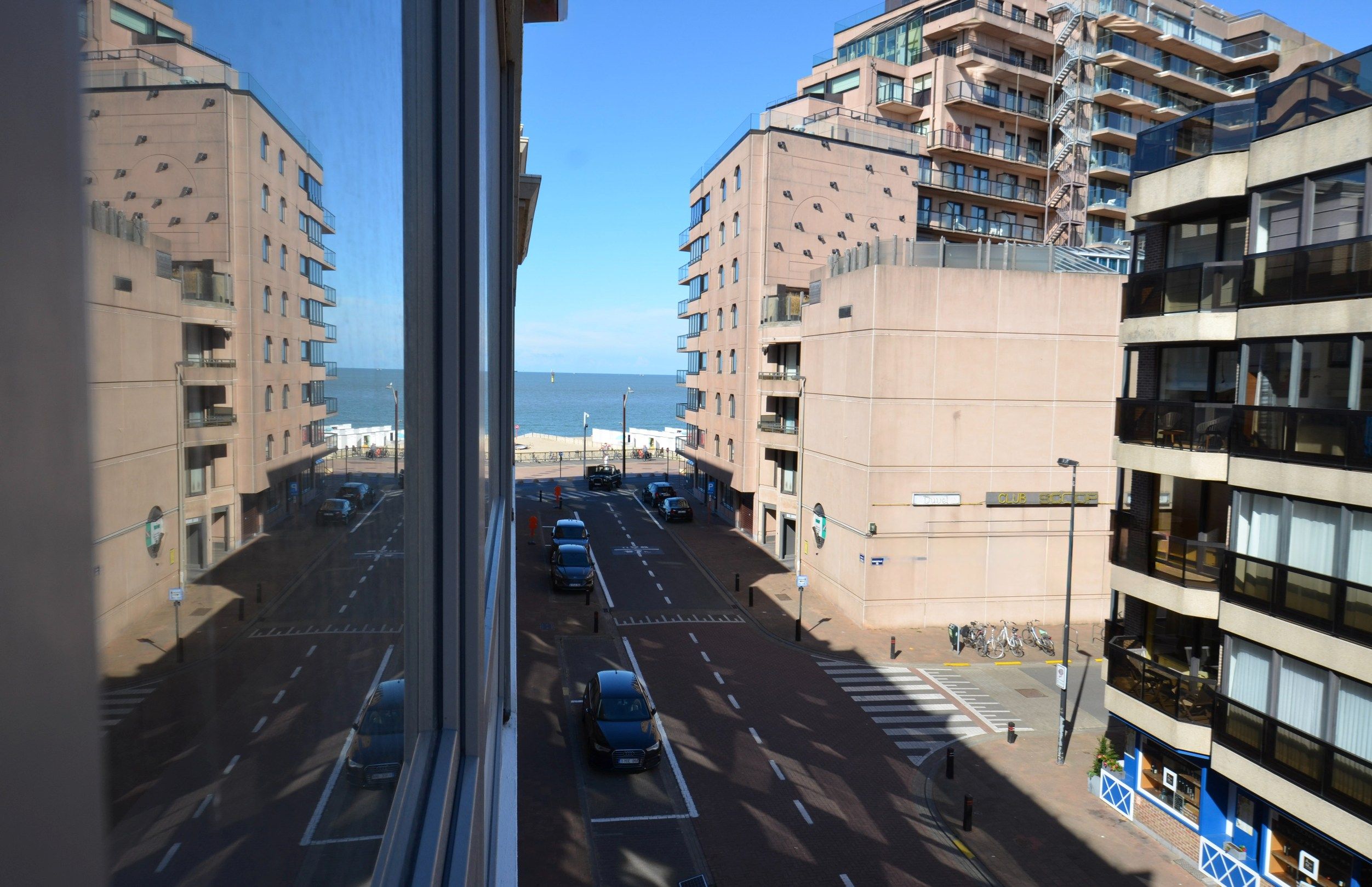 Volledig gerenoveerd, lichtrijk appartement op wandelafstand van zee en het commercieel centrum. foto 2