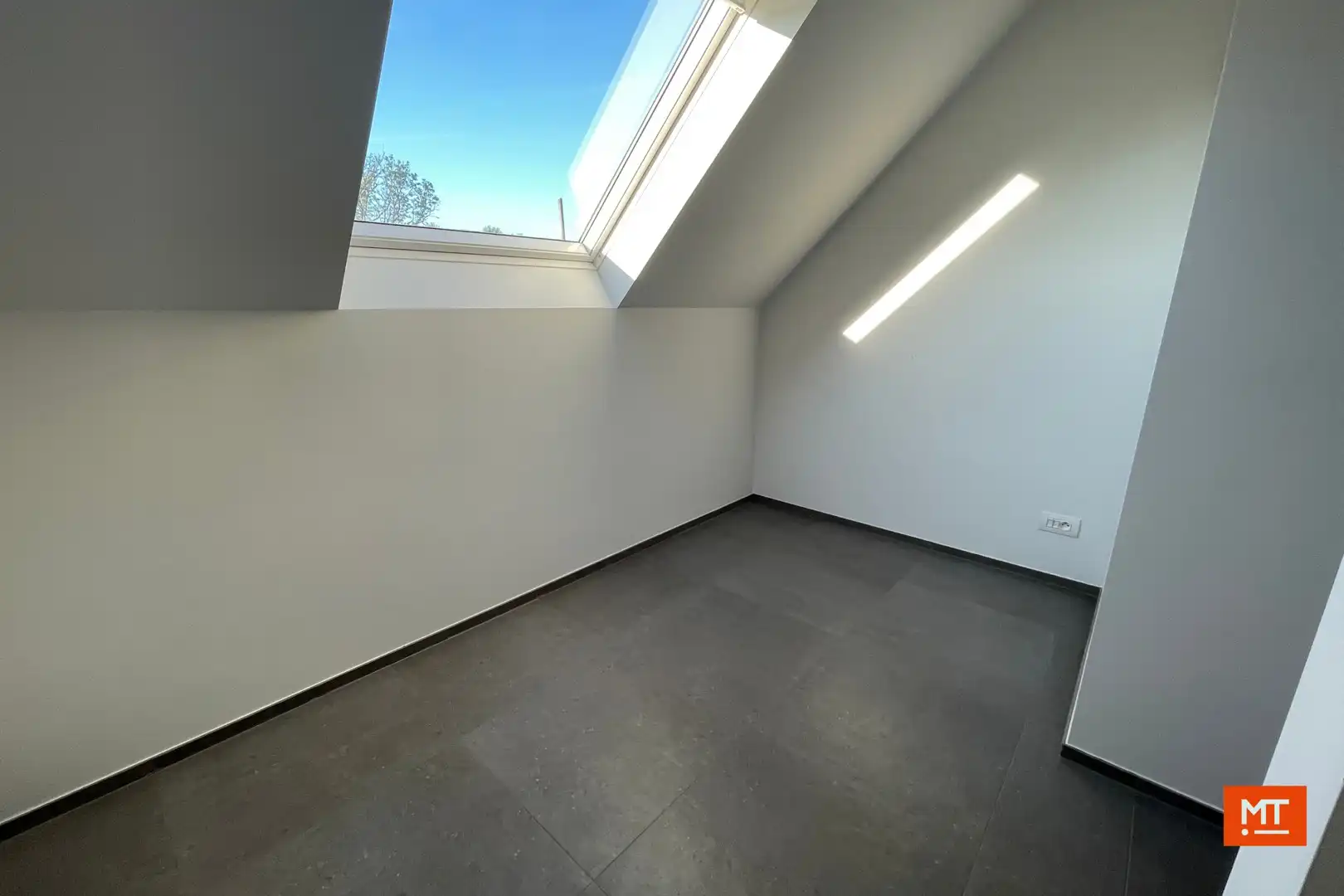 Duplex-appartement met 2 slaapkamers en ruim terras te Beselare foto 7
