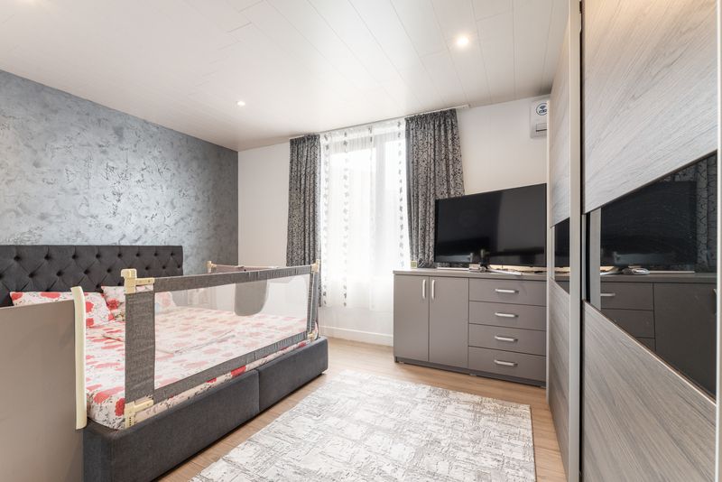 Roeselare centrum :  Instapklare, volledig gerenoveerde stadswoning met 4 slaapkamers, zuidgerichte tuin én zonnepanelen. foto 8