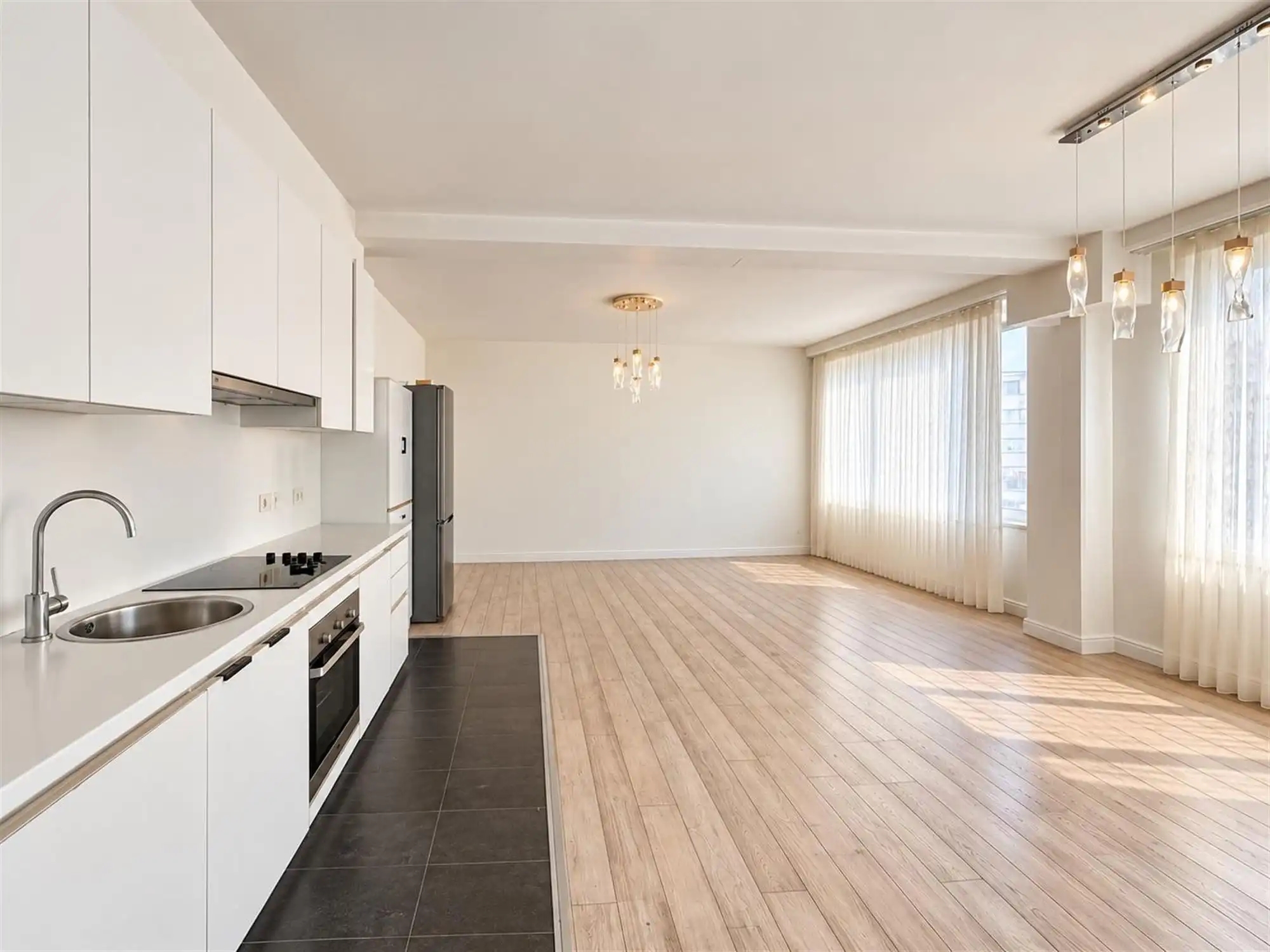 Ruim appartement met twee slaapkamers te Mechelsesteenweg foto {{pictureIndex}}