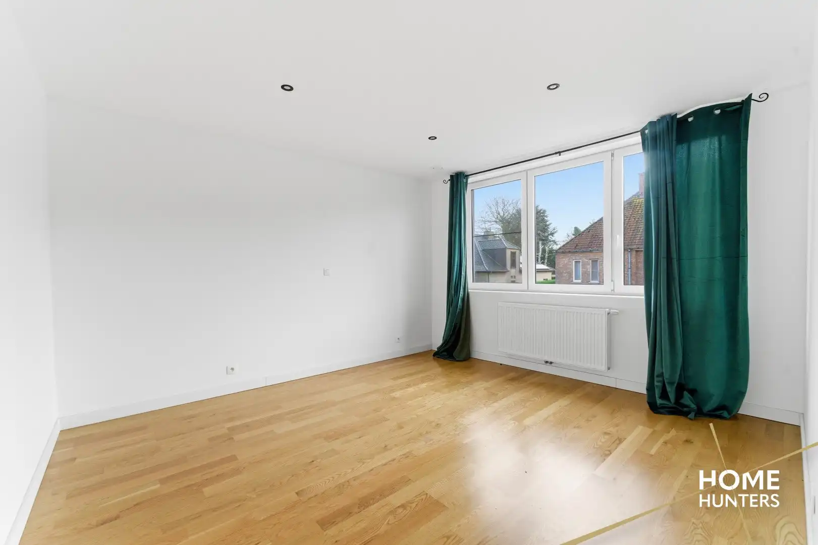 Instapklare gezinswoning met 4 slaapkamers, garage en uitweg te Sint-Kruis! foto 12