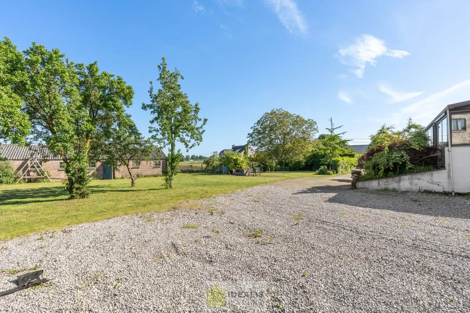 KNAPPE GROTENDEELS GERENOVEERDE EENGEZINSWONING MET EEN HEERLIJK LICHTRIJKE WOONKAMER MET OPEN KEUKEN, AANSLUITEND VERANDA MET ZICHT OP DE ZEER RUIME TUIN (+-2700M²!), 3 SLAAPKAMERS, RUIMTELIJKE BADKAMER VOORZIEN VAN BAD EN INLOOPDOUCHE EN DE WONING IS VOLLEDIG ONDERKELDERD! EEN HEERLIJK RUIME BUNGALOW DIE NOG VOLLEDIG NAAR EIGEN SMAAK AFGEWERKT KAN WORDEN! Een aangename woning met een bewoonbare oppervlakte van +- 205m² op een perceel van +- 26are98ca (2698m²) op een rustige locatie! Tevens is de woning centraal gelegen t.o.v. het centrum van Peer, Meeuwen (Oudsbergen) en Houthalen-Helchteren en kan men vlot gebruik maken van de Noord-Zuidverbinding (A24). foto 24