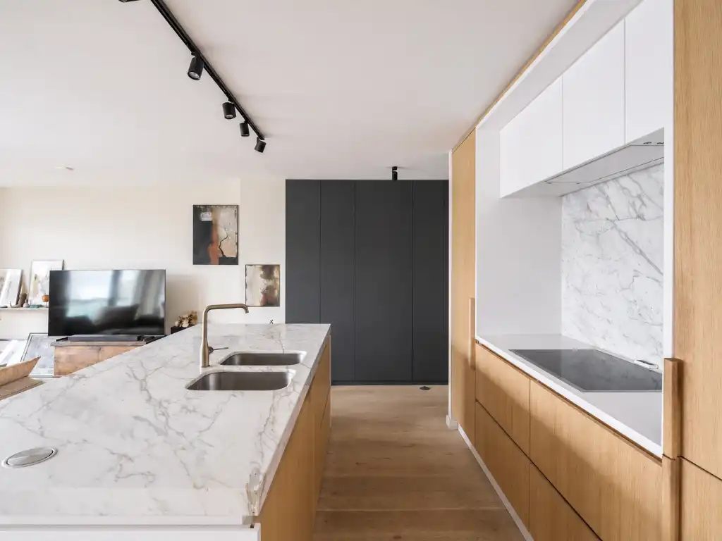 Toplocatie aan de Kouter. Wonen aan het water in een aangenaam appartement met terras. foto {{pictureIndex}}