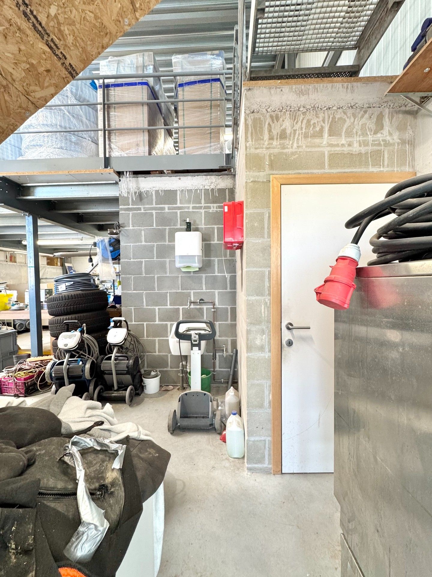 MAGAZIJN MET BURELEN/ SHOWROOM foto 23