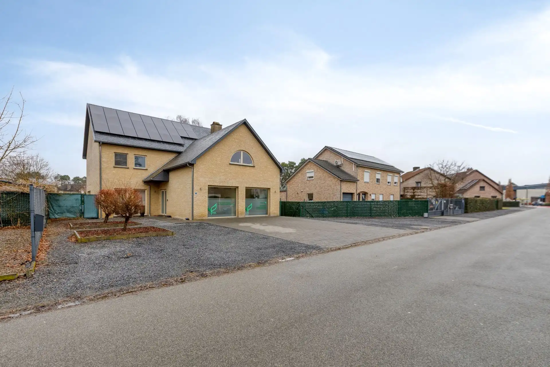 Ruime woning met maar liefst 4 slaapkamers én praktijkruimte in Maasmechelen! foto {{pictureIndex}}