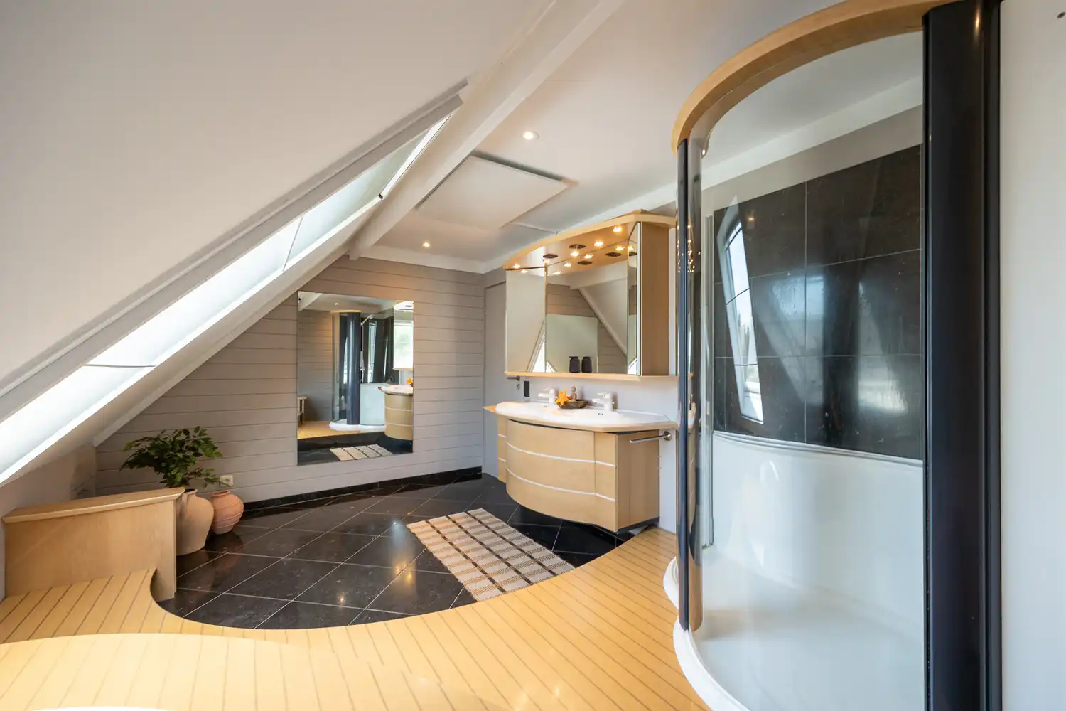 Karaktervolle villa met prachtige tuin en zwembad in doodlopende straat foto 28