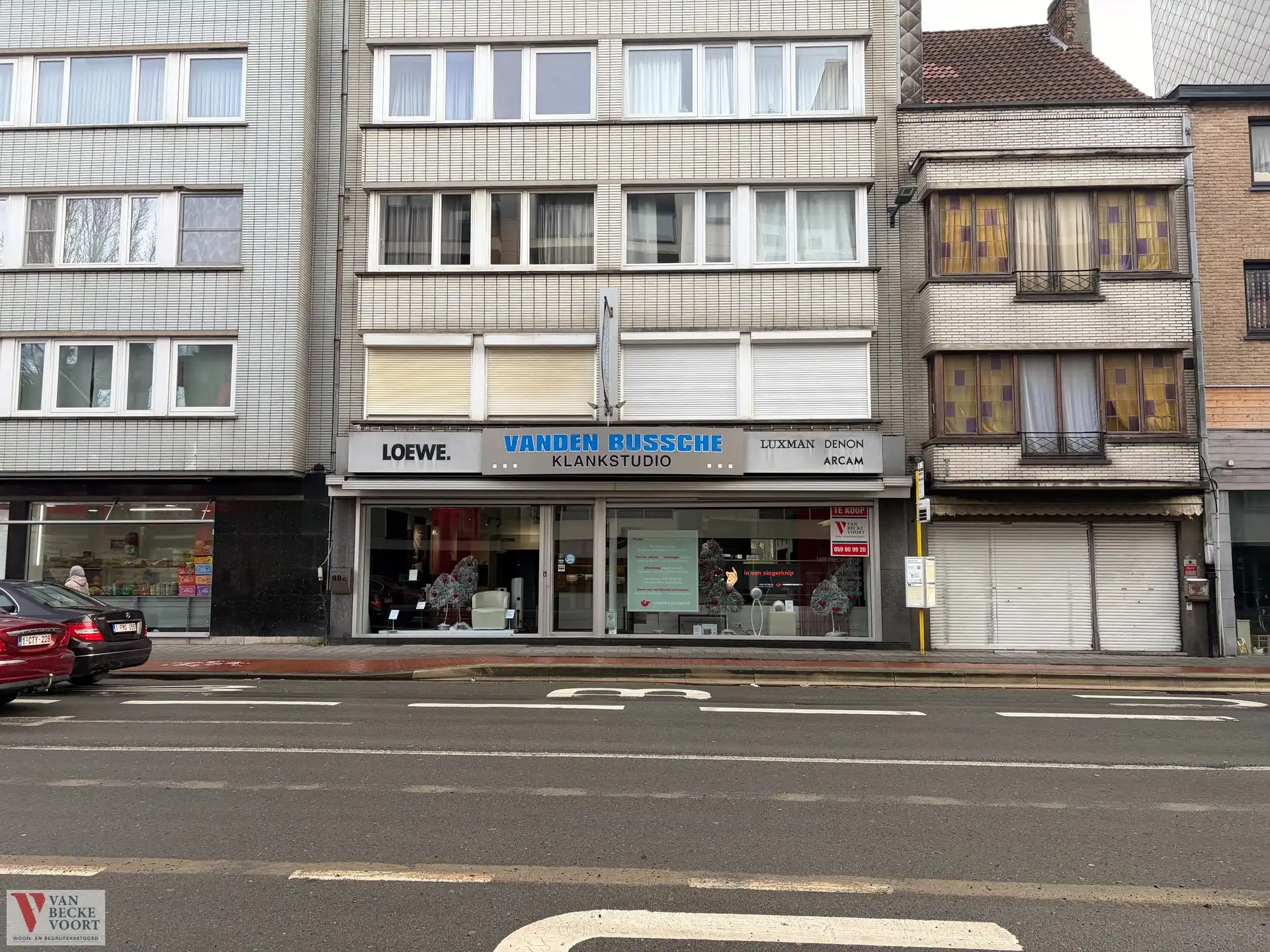 Handelsgelijkvloers 100m² foto {{pictureIndex}}