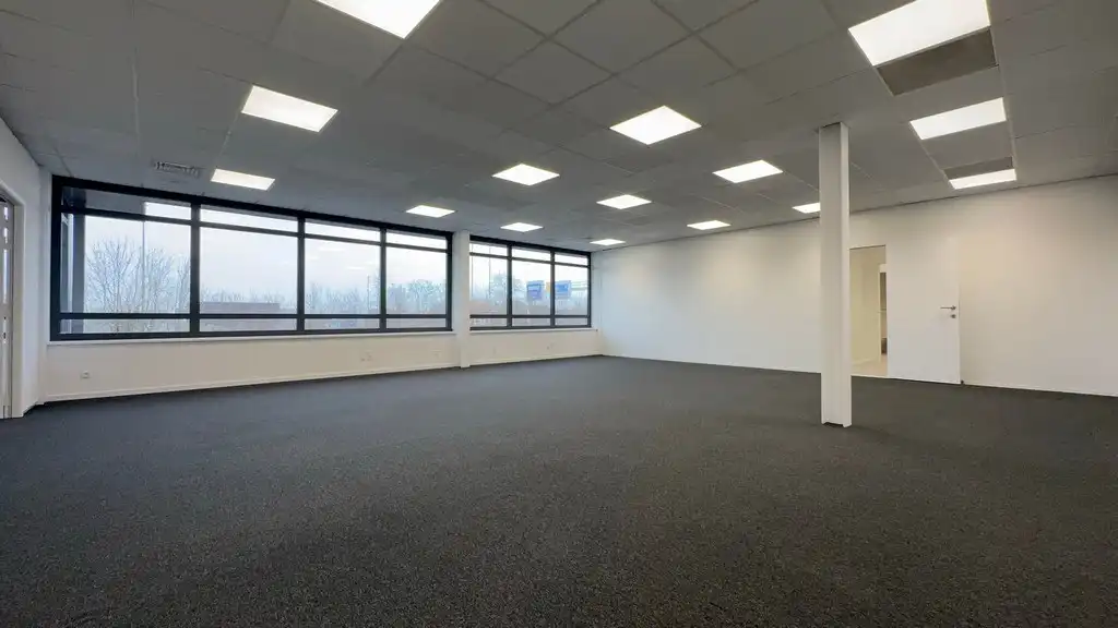 Gerenoveerde kantoorruimte te huur in Dionysius KMO center in Gent foto 9