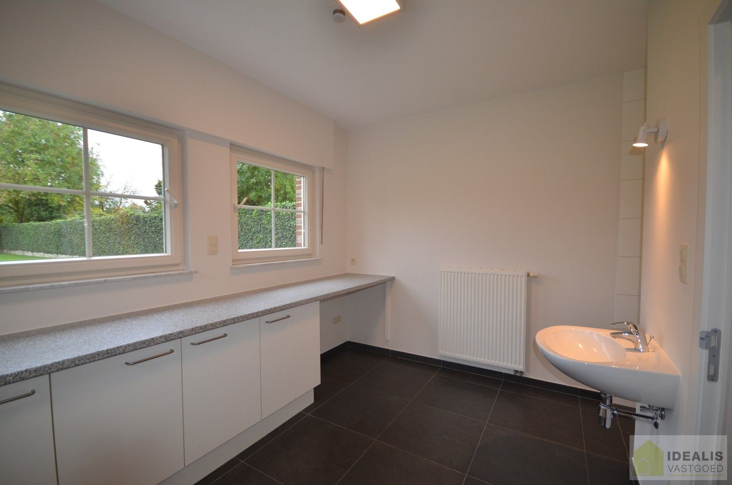 LUXUEUS AFGEWERKTE VILLA IN ZEER GOEDE STAAT! Deze ruime woning omvat o.a. een grote leefruimte, ruime keuken met bergplaats, wasplaats, 3 slaapkamers, ruime badkamer, inpandige garage en bergzolder! De villa is gelegen op een perceel met een opp. +/-13a dat volledig is aangelegd en omheind! Zeer geschikt voor kandidaten op zoek naar een rustig, doch centraal gelegen instapklare woning. foto 12