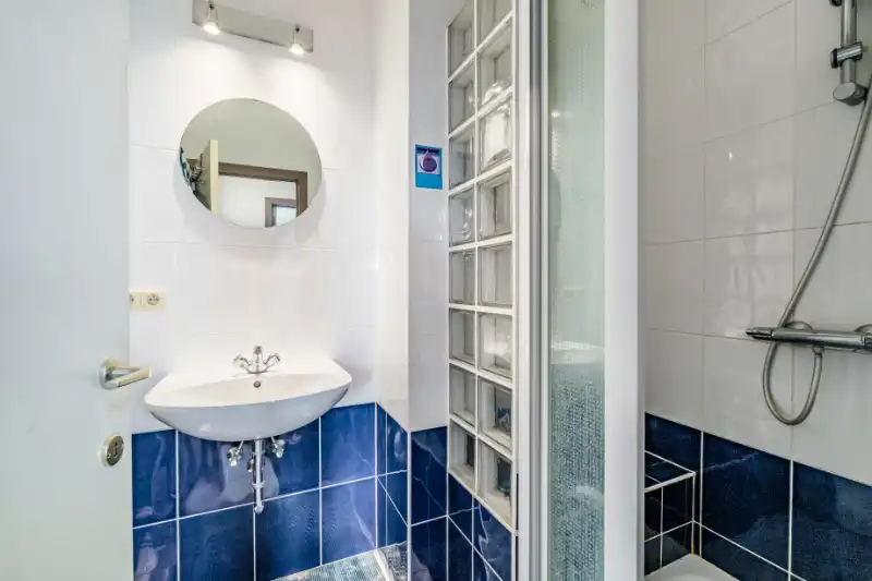 --- NIEUW --- Gunstig gelegen lichtrijk appartement met 2 slaapkamers. foto 8