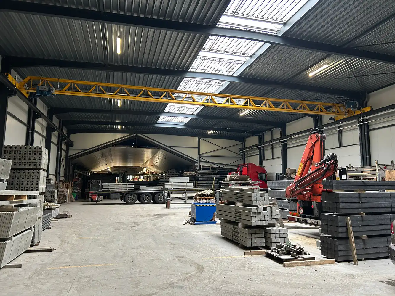 BEDRIJGSPANDEN MET KANTOREN EN MACHINES EN ROLLEND MATERIEEL foto 14