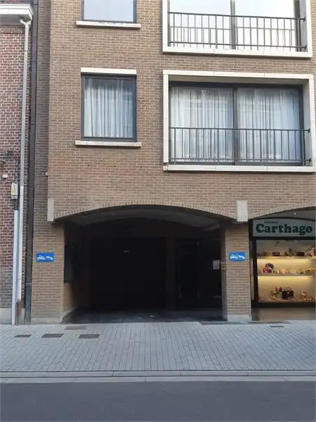 AFGESLOTEN GARAGEBOX TE HUUR IN HET CENTRUM VAN SINT-TRUIDEN foto {{pictureIndex}}