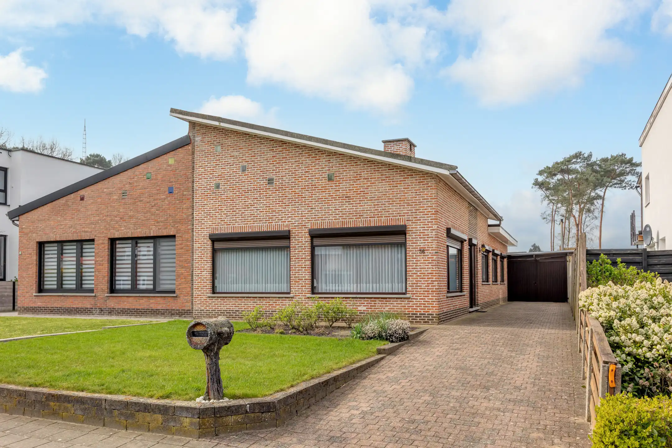 Hoofdfoto van de publicatie: Te renoveren laagbouwwoning met 3 slpk te centrum Lichtaart!