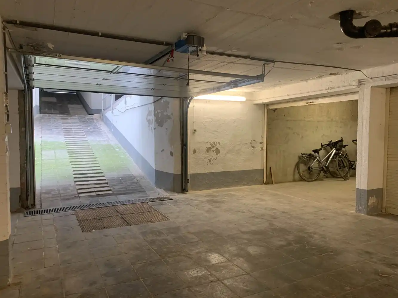 Goed gelegen gesloten garage box op de zeedijk in Duinbergen foto 2