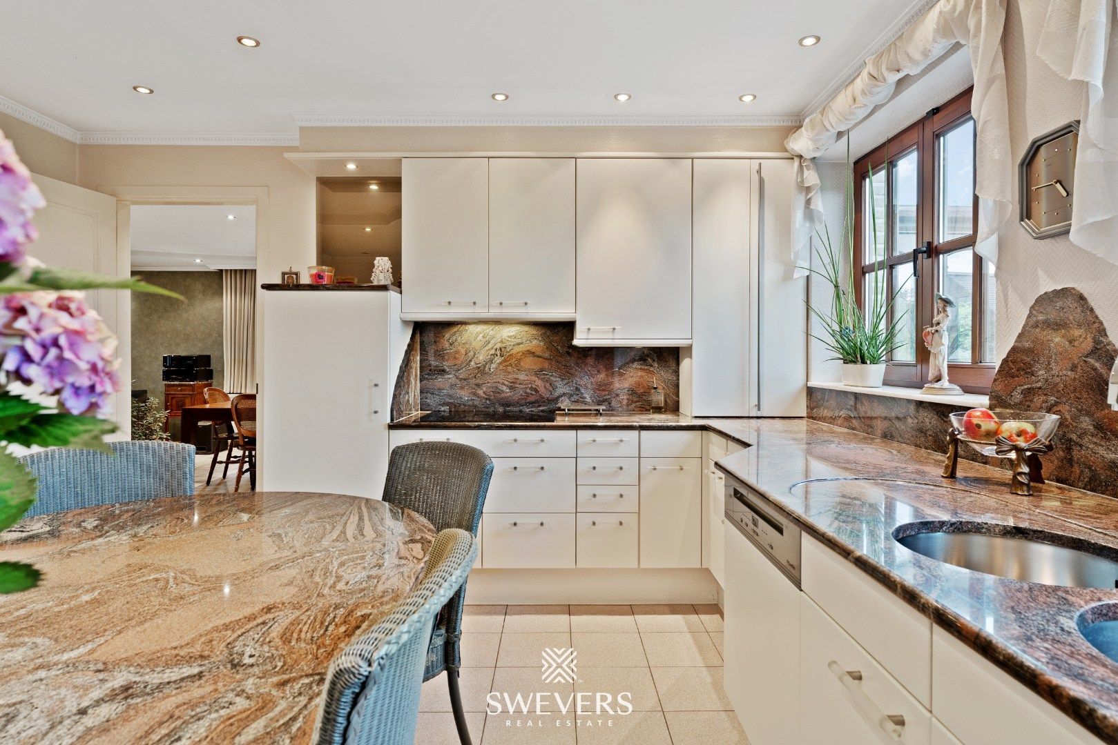 Ruime woning ( 345 m2 ) met 4 SLPK op prachtig perceel van 21a50ca foto 8