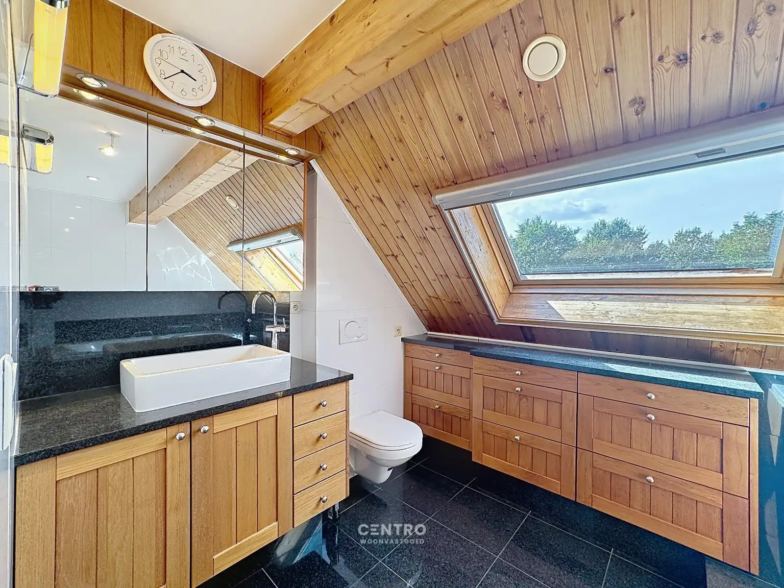Ruime woning met opslagruimte in aangename omgeving! foto 30