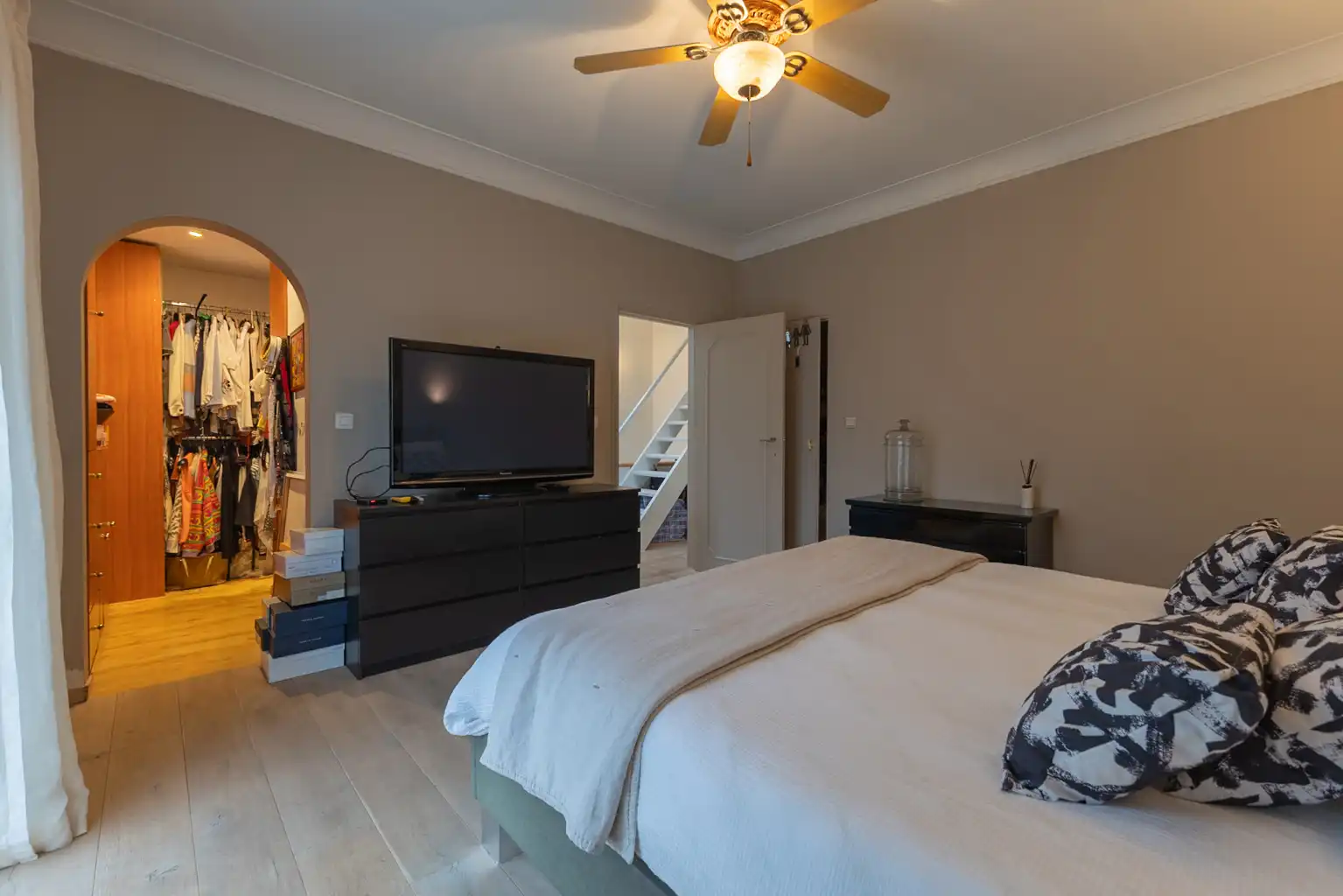 Karaktervolle woning met 4 slpks, garage, bijgebouw en tuin foto 12