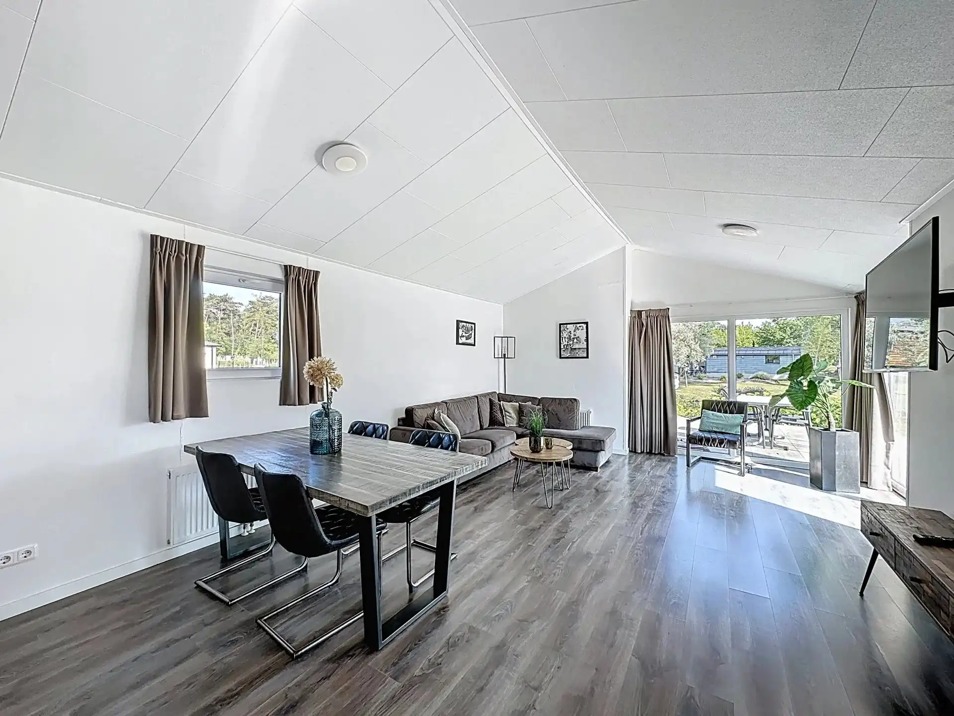 Volledig uitgeruste chalet voor 4 personen op recreatiepark Europarcs met zicht op het water. foto 4