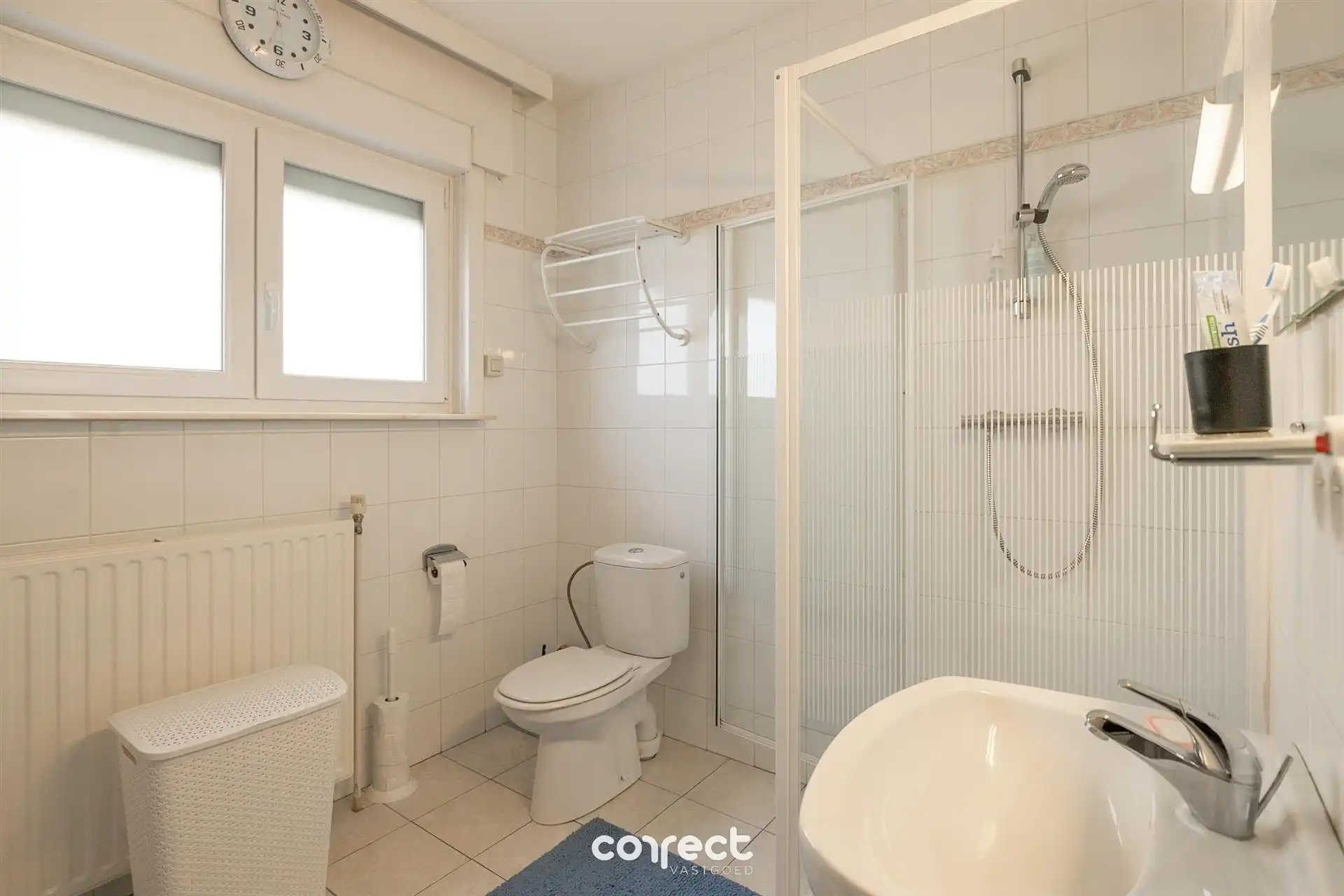 Ruime open bebouwing met 5 slaapkamers, 2 badkamers,  tuin,  garage, carport en werkplaats. foto 10