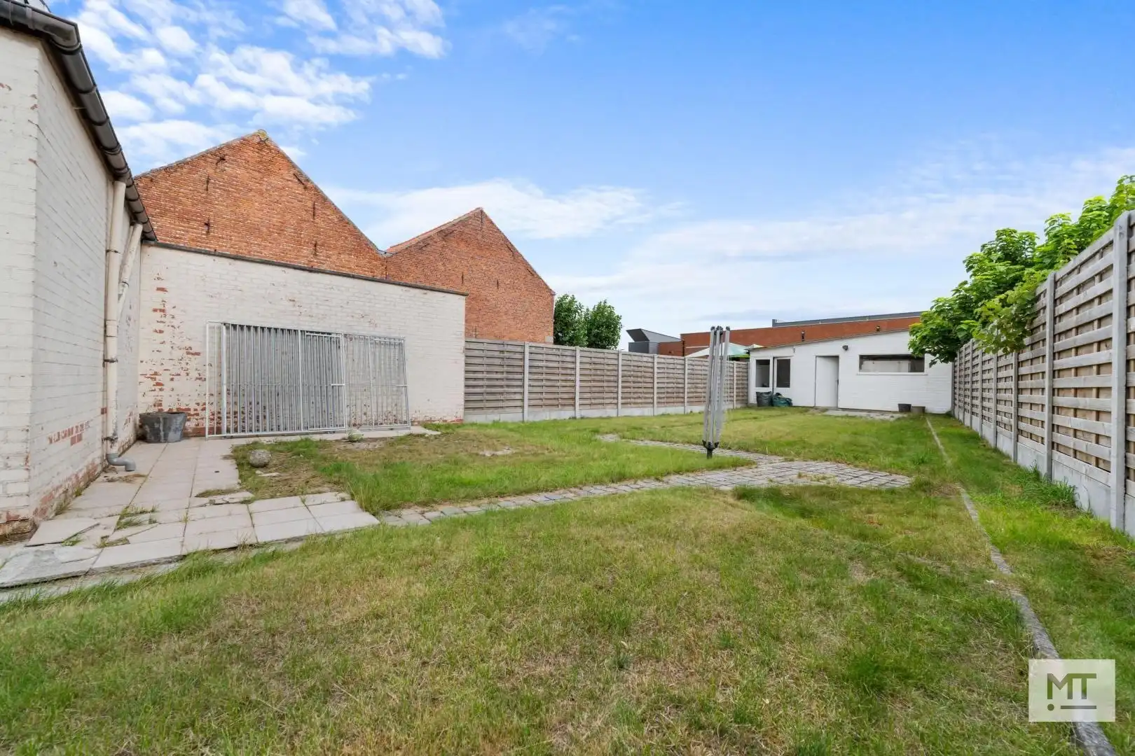 Bijzonder ruime woning met opslagruimte, dubbele garage en uitweg in centrum Langemark foto 18
