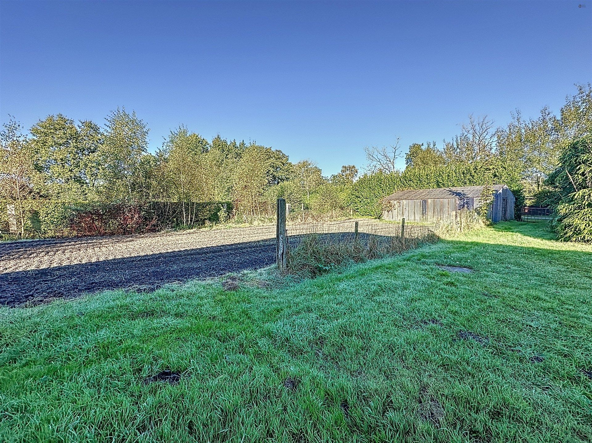 Degelijke woning met garage en grote bijgebouwen op prachtig perceel van 2435m².  foto 21