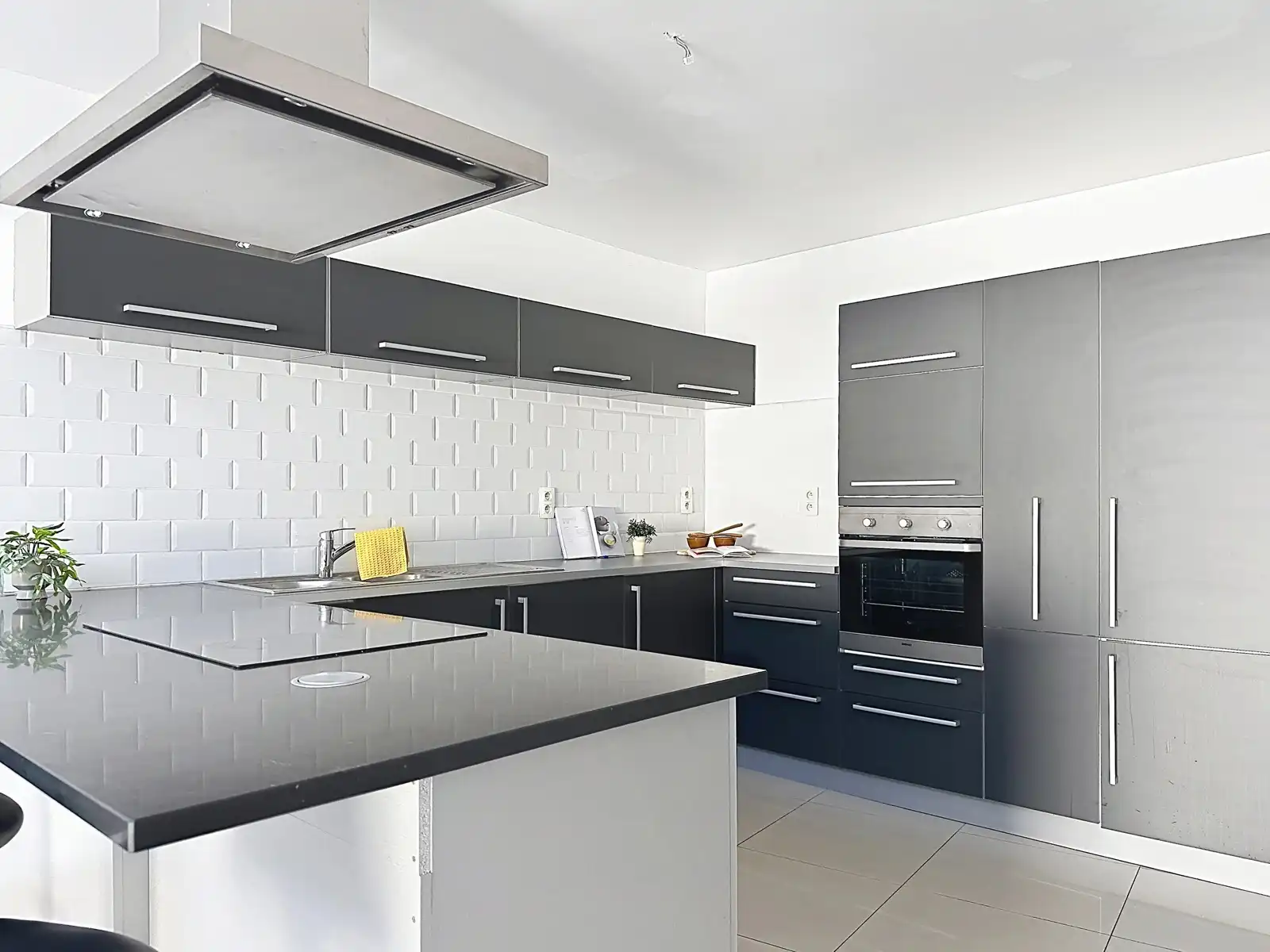 Instapklare, gerenoveerde woning met gezellige koer in hartje Niel! foto 11