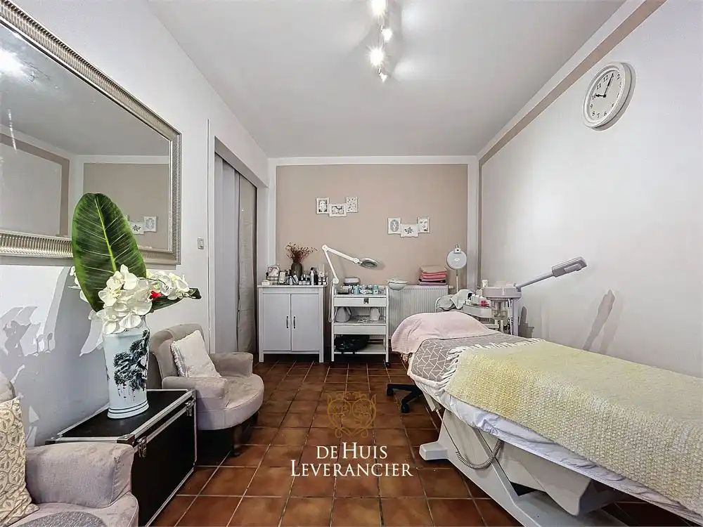 RUIME woning te koop (8 slpks, 2 badk) die ook perfect als tweewoonst kan dienen foto 48