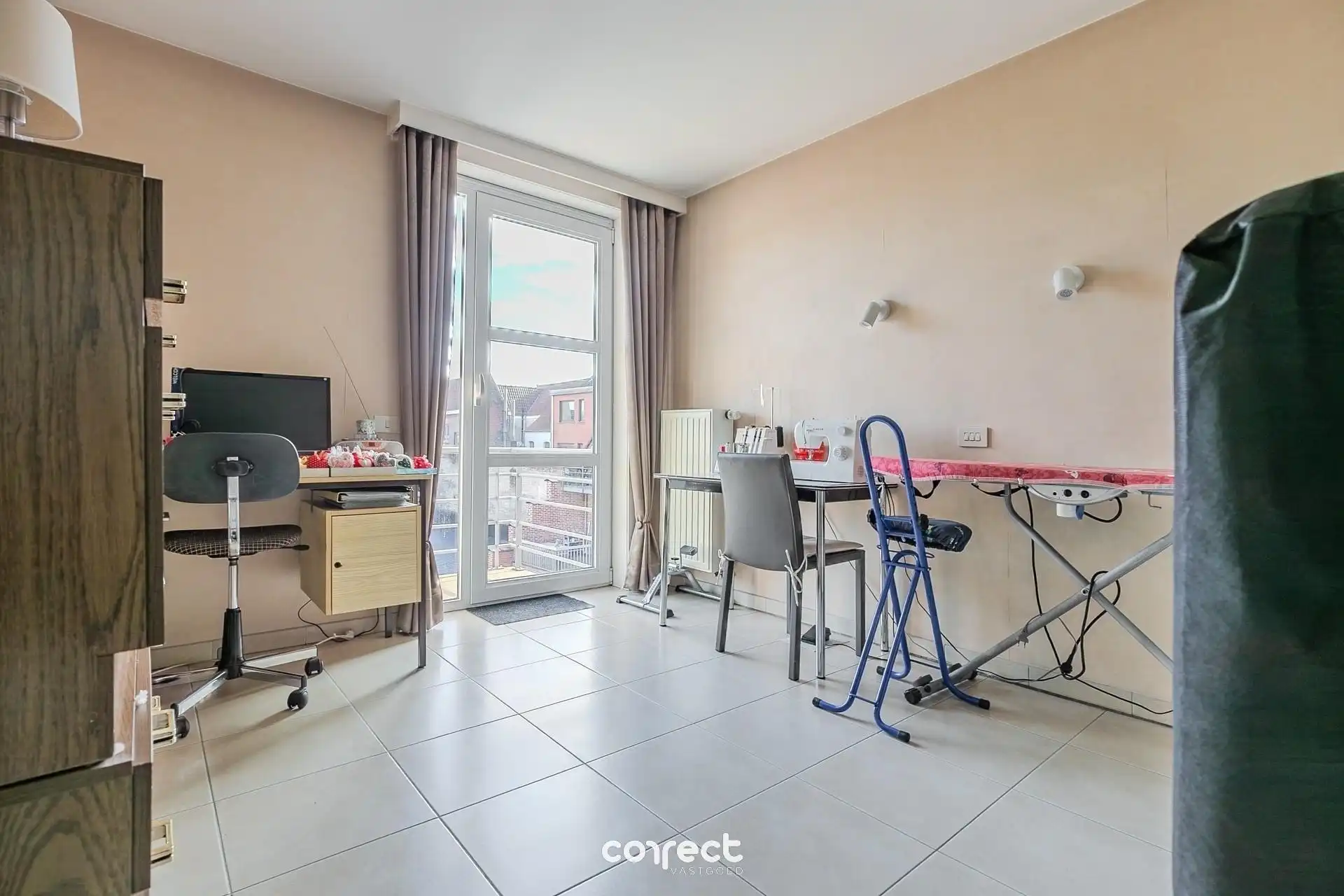 Centraal gelegen appartement met zicht op de markt van Torhout. foto 6