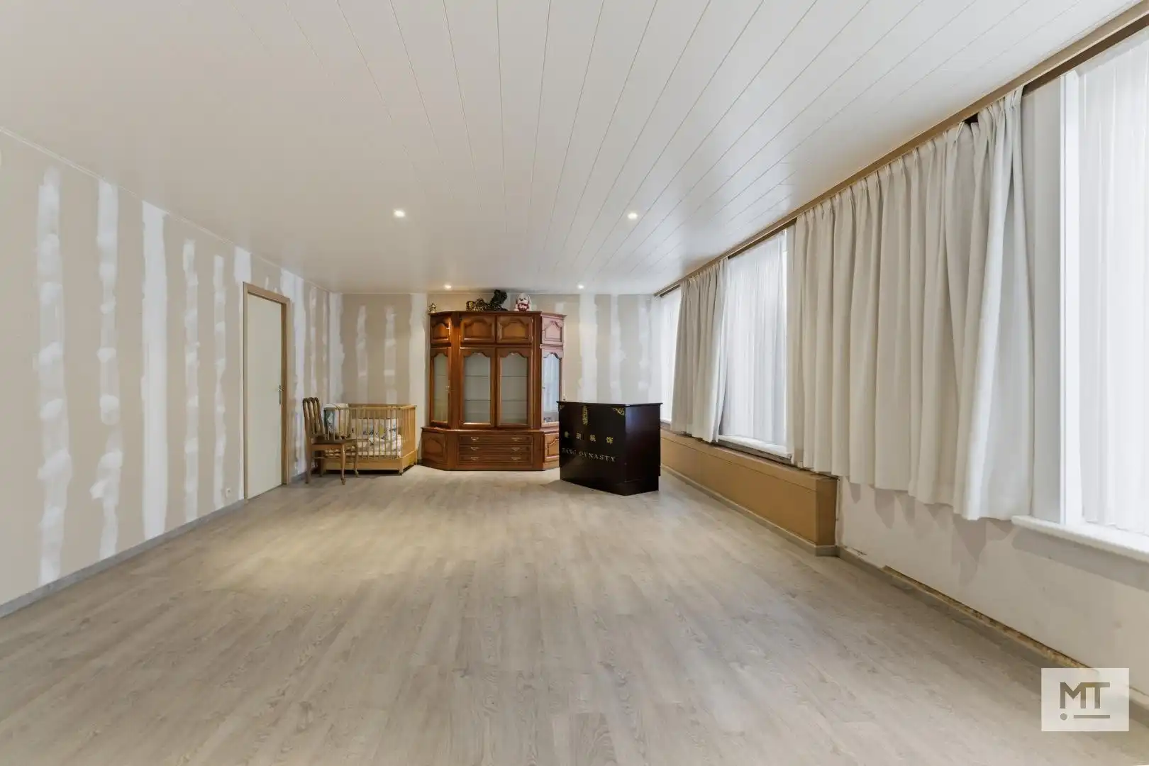 Bijzonder ruim gebouw met magazijn in de dorpskern van Zandvoorde (Zonnebeke) foto 8