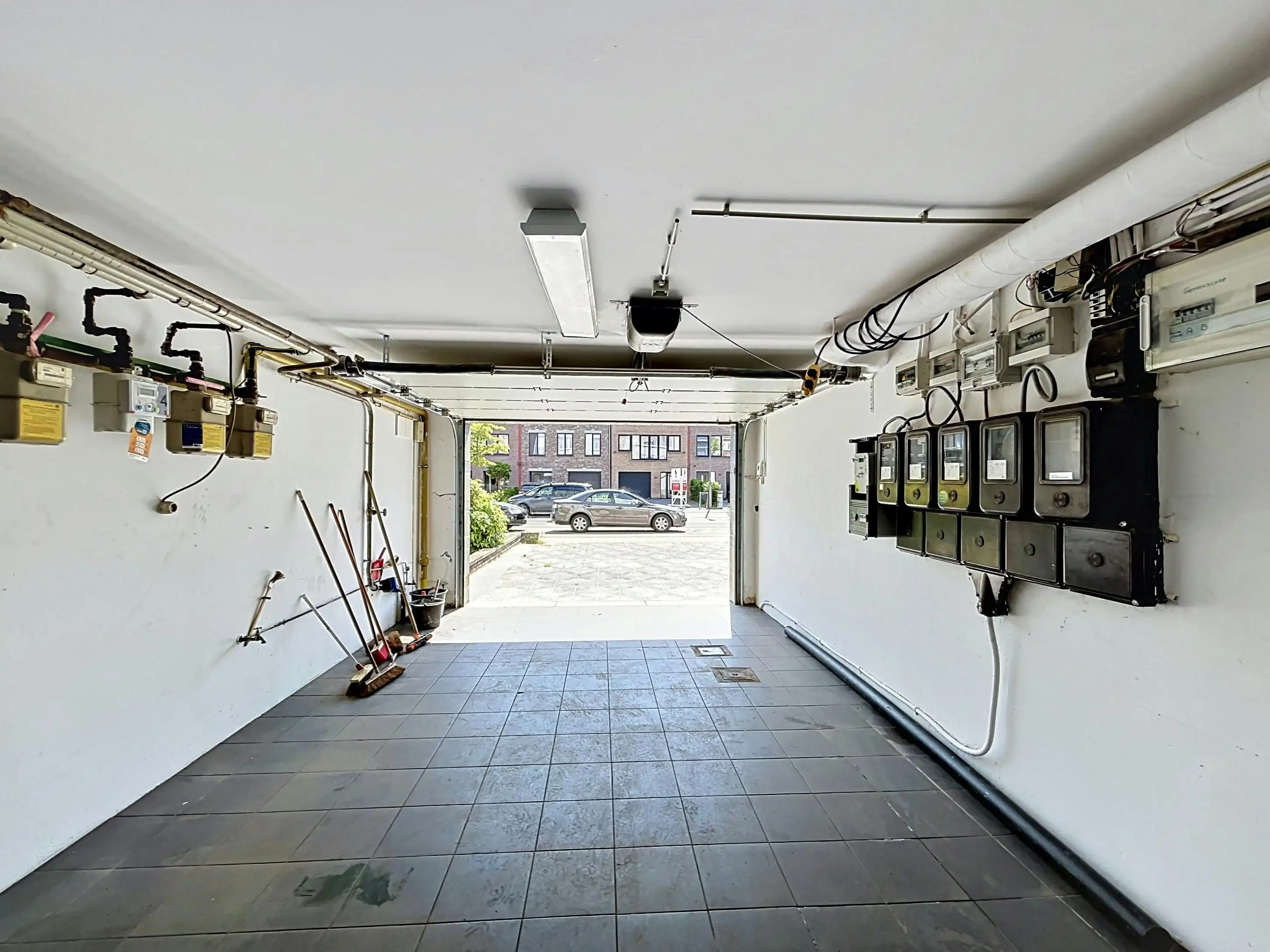 Garagebox te koop in Merksem met automatische poort foto 9