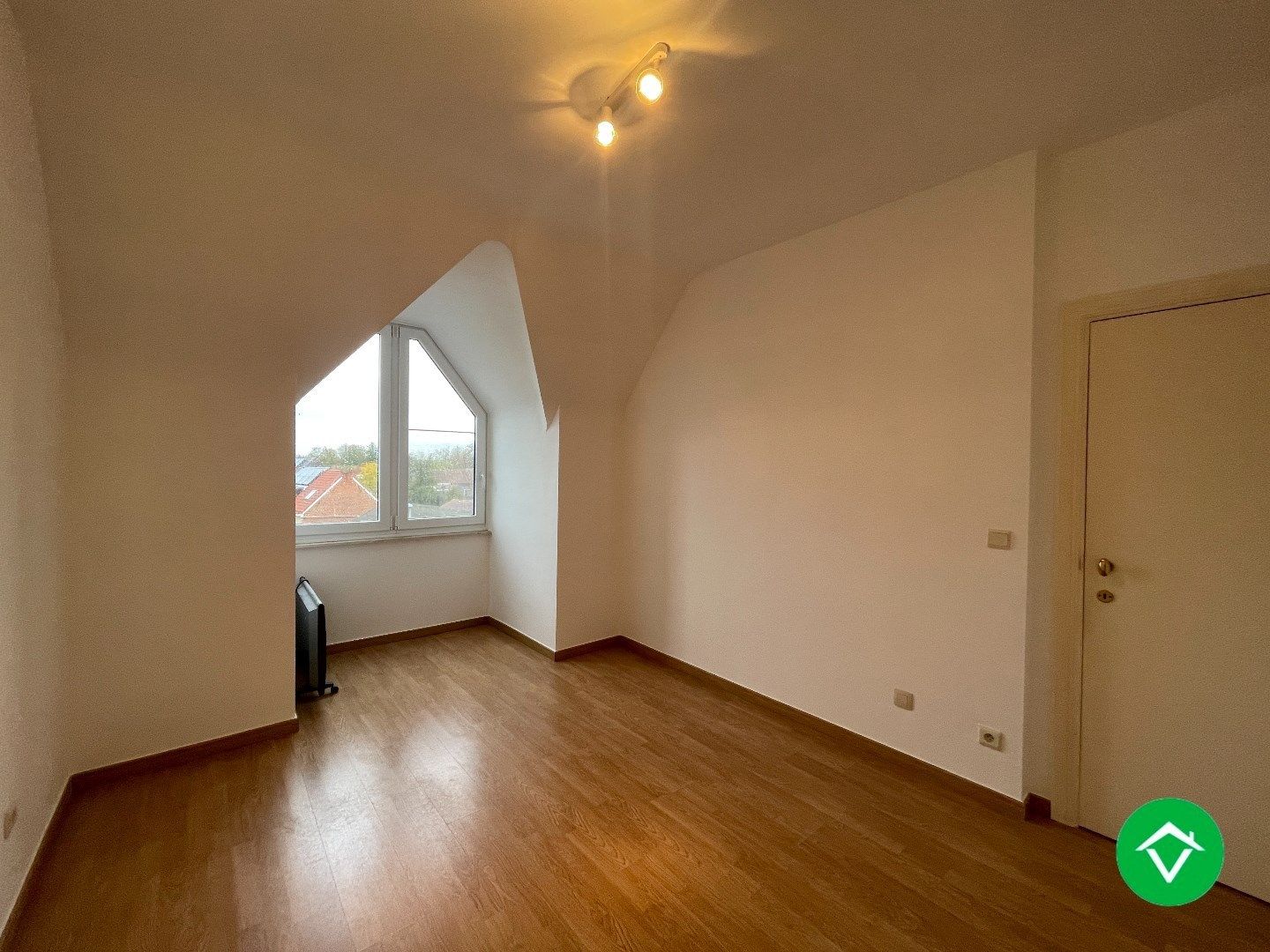 Ruim, gezellig dakappartement met 3 slaapkamers in centrum Roeselare  foto 9