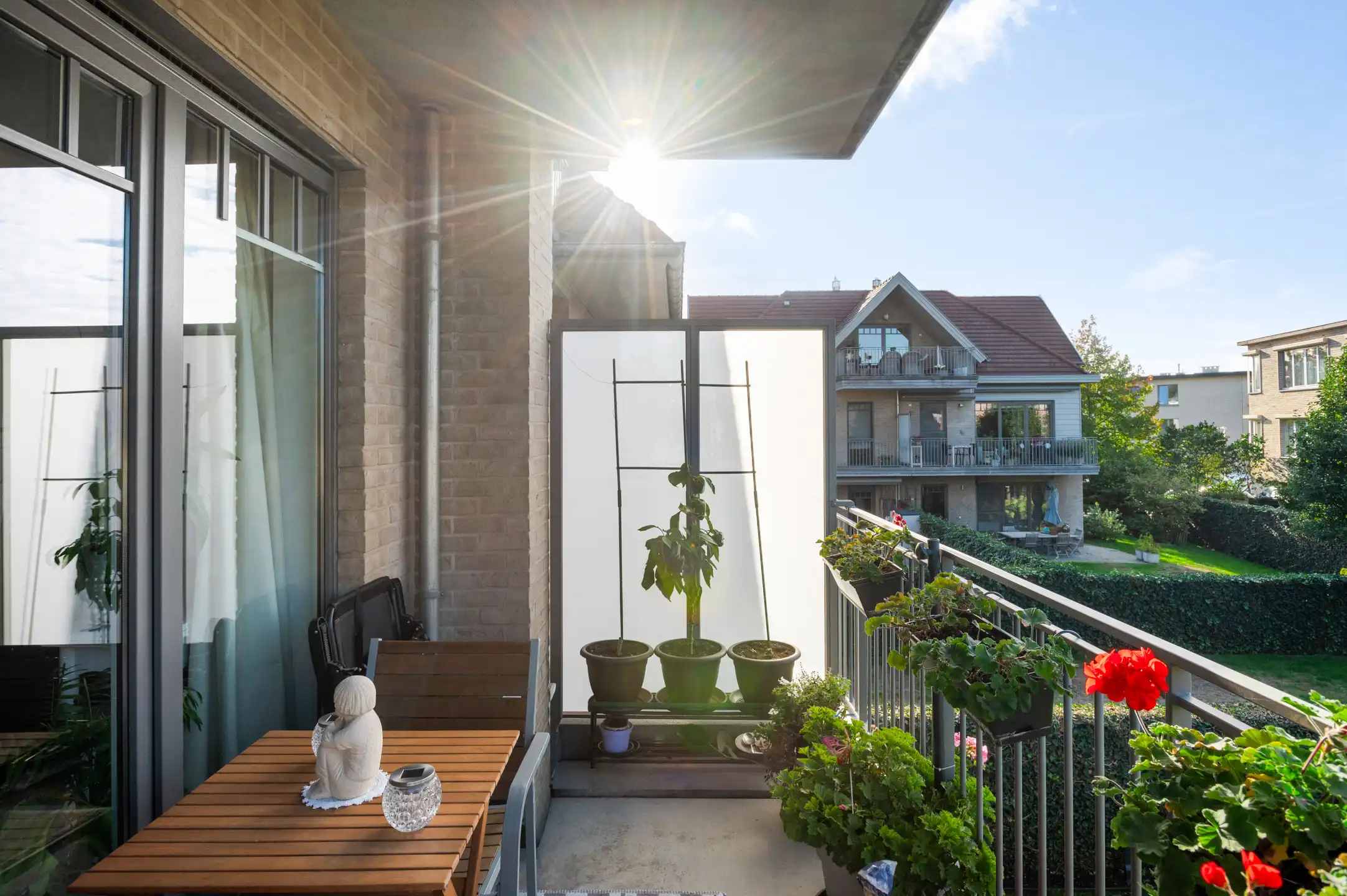 Recent twee-slaapkamer appartement met terras en garage foto 5