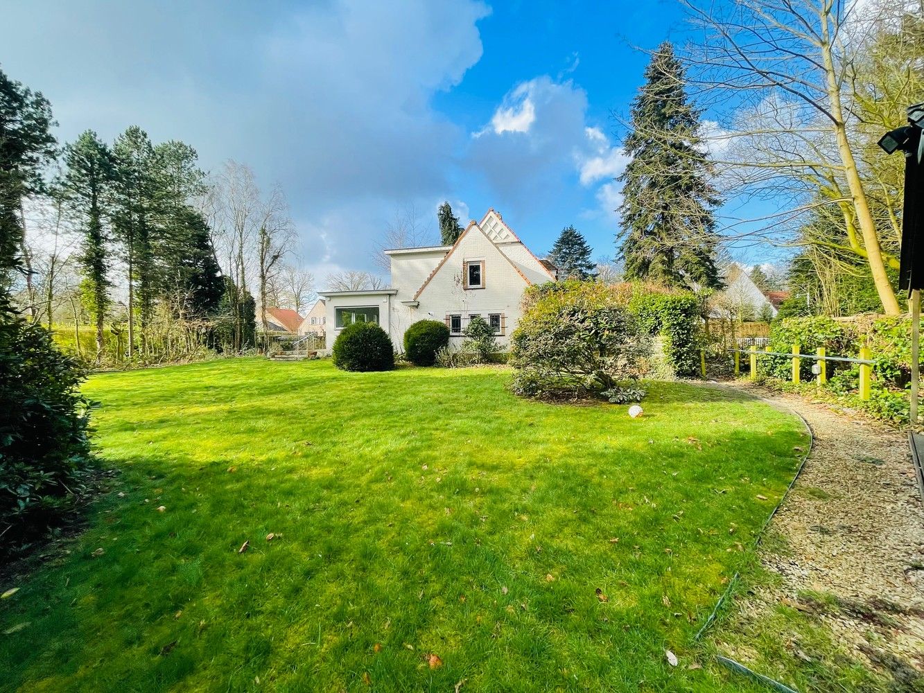 Brugge Sint-Andries, residentiële ligging, in rustige groene omgeving,  ruime lichtrijke degelijk gebouwde villa, 4 slpks, bureel en oprit op perceel van 3435 m², in groene oase van rust en privacy. Uitzonderlijk mooi  aanbod   ! foto {{pictureIndex}}