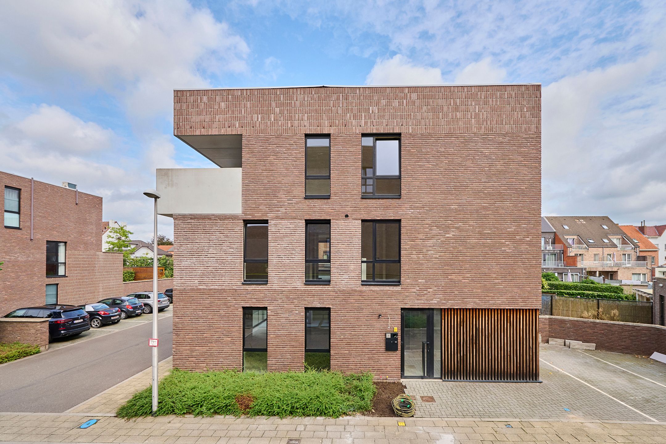 Hoogwaardig afgewerkt appartement met maatmeubilair foto 4