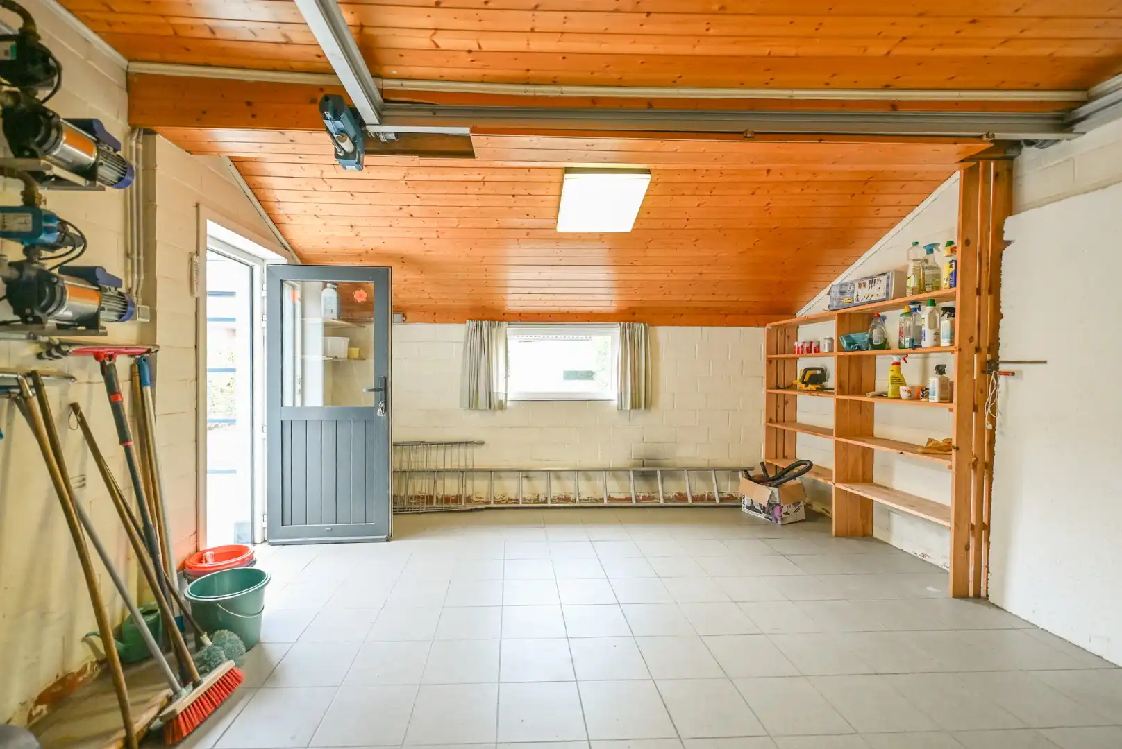 Centraal gelegen woning met 2 slaapkamers, tuin en garage foto 14