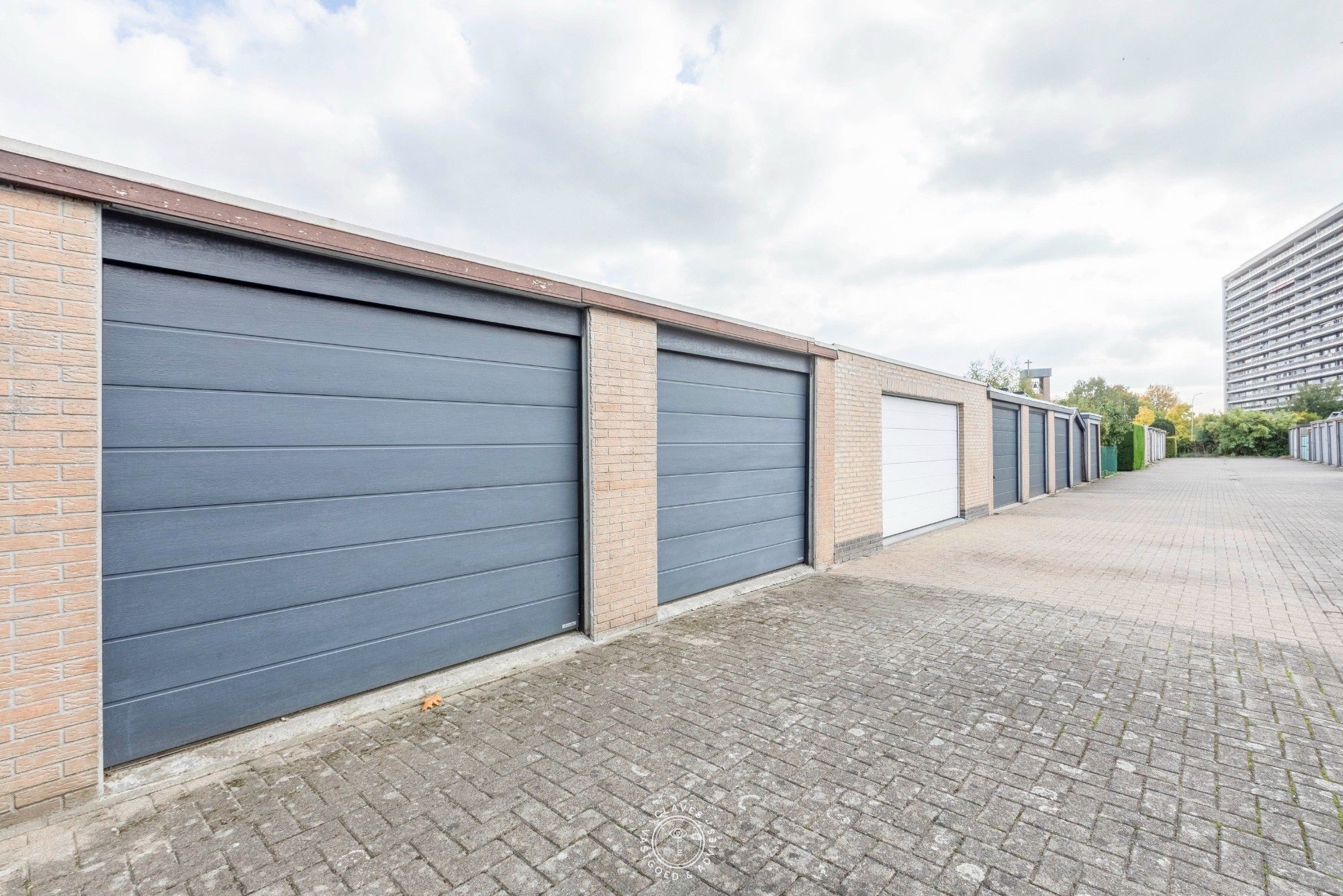 Centraal gelegen halfopen bebouwing met dubbele garage foto 6
