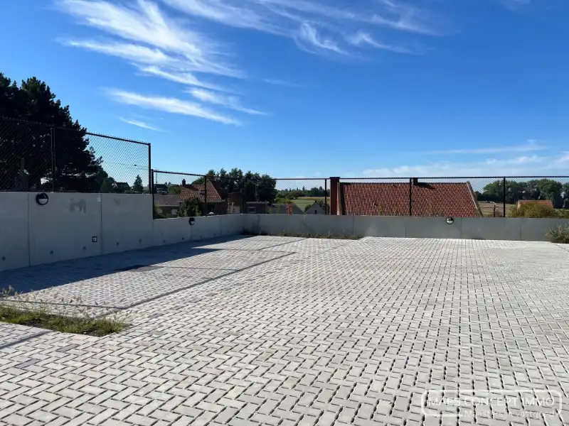 Afgesloten staanplaats te koop in centrum Anzegem (Kerkstraat) foto {{pictureIndex}}