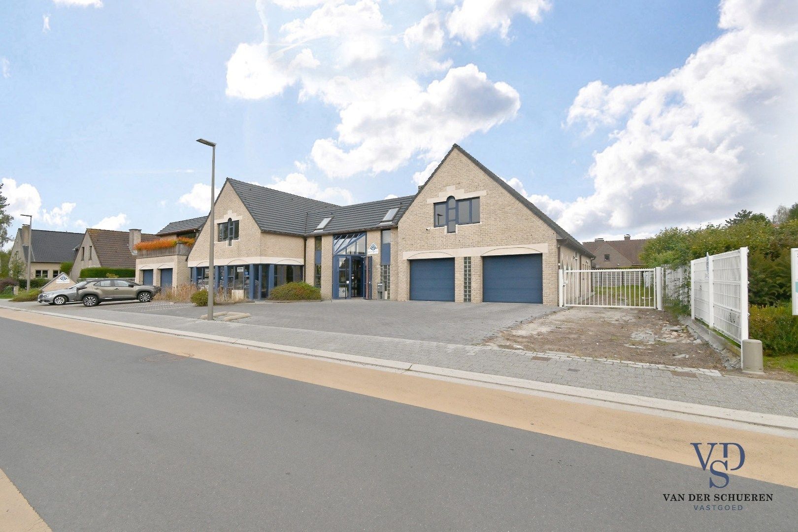 Ruim handelspand met penthouse in villastijl foto {{pictureIndex}}