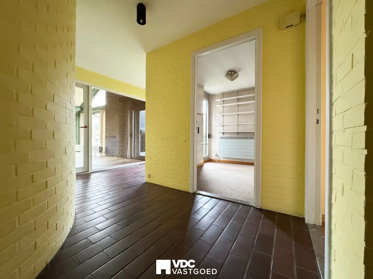 Ruime open bebouwing met prachtige tuin en veel potentieel foto 4