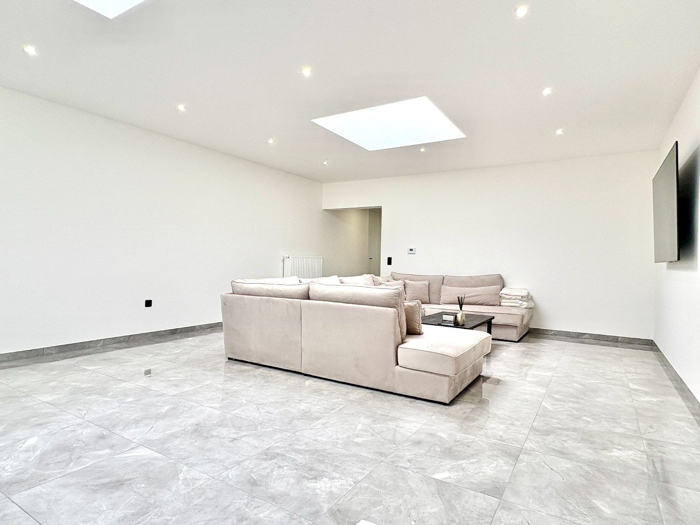 Compleet gerenoveerde woning met uitweg, 2 badks, ¾ slks en tuin. foto 14