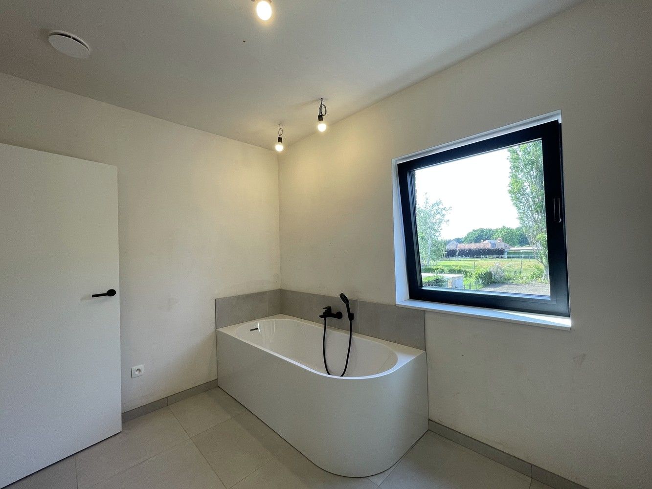 Afgewerkte nieuwbouwwoning met 3 slaapkamers foto 13