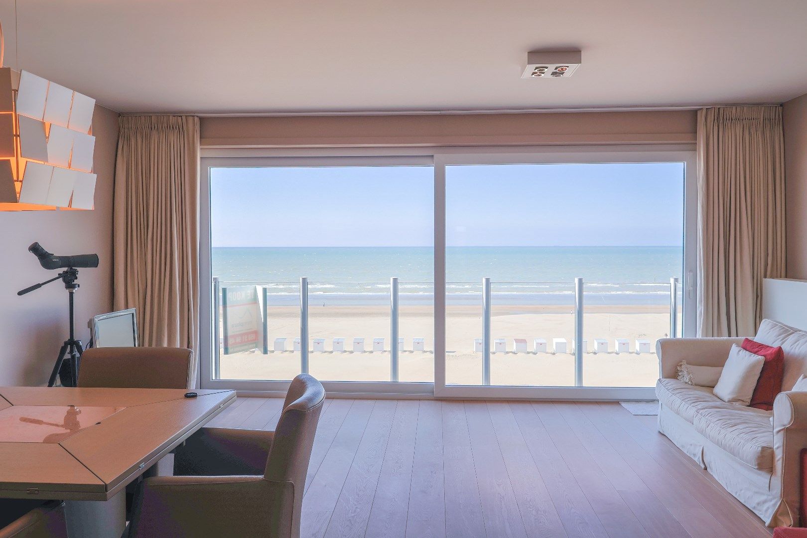 Prachtig appartement met frontaal zeezicht op de zeedijk Oostduinkerke foto 2