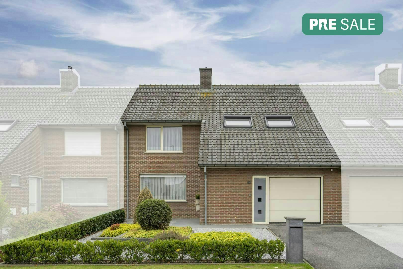 Ruime gezinswoning met 4 slaapkamers en tuin in Harelbeke! foto {{pictureIndex}}