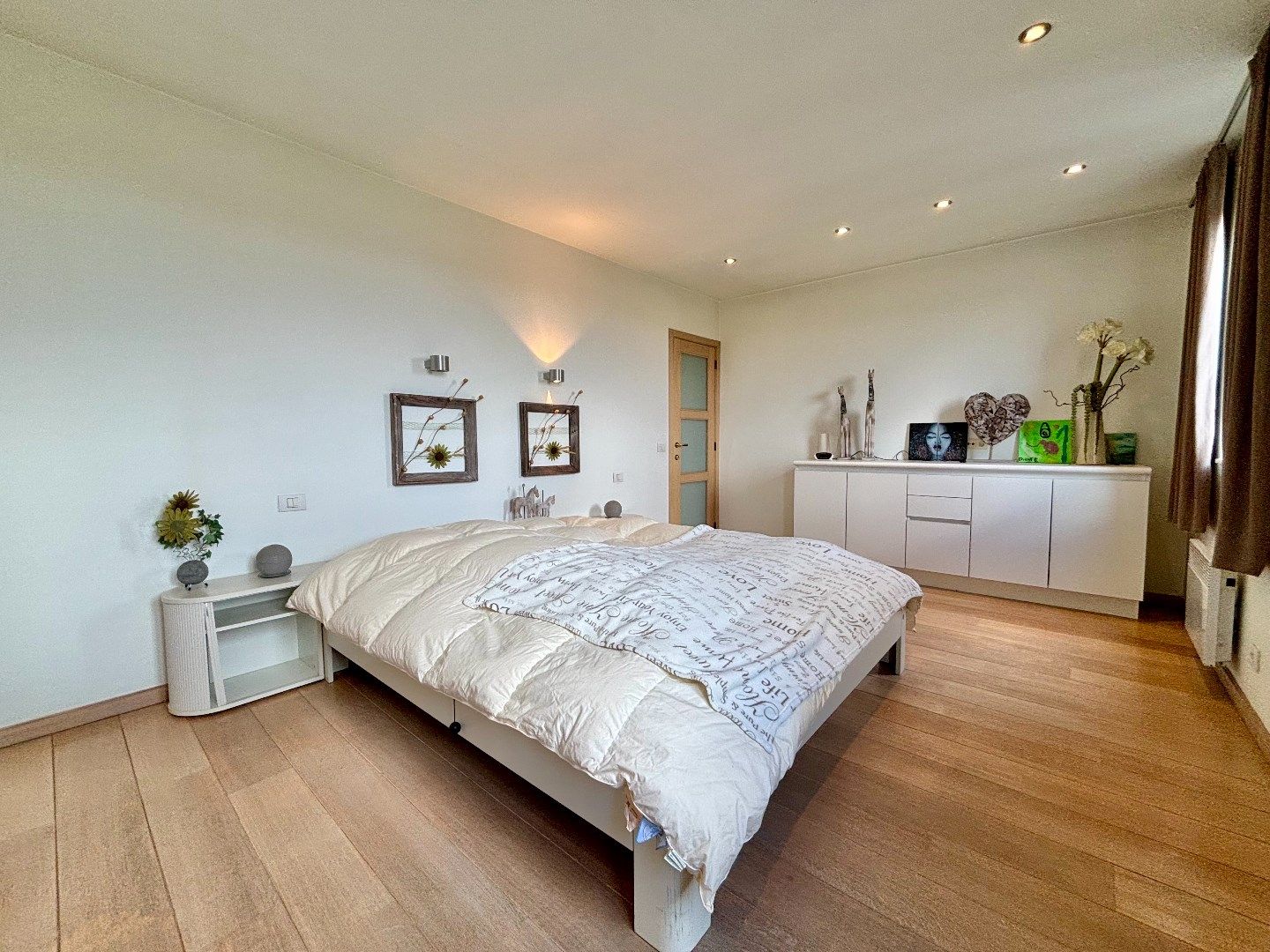 Ruim en kwalitatief afgewerkt appartement in het centrum Ieper foto 20
