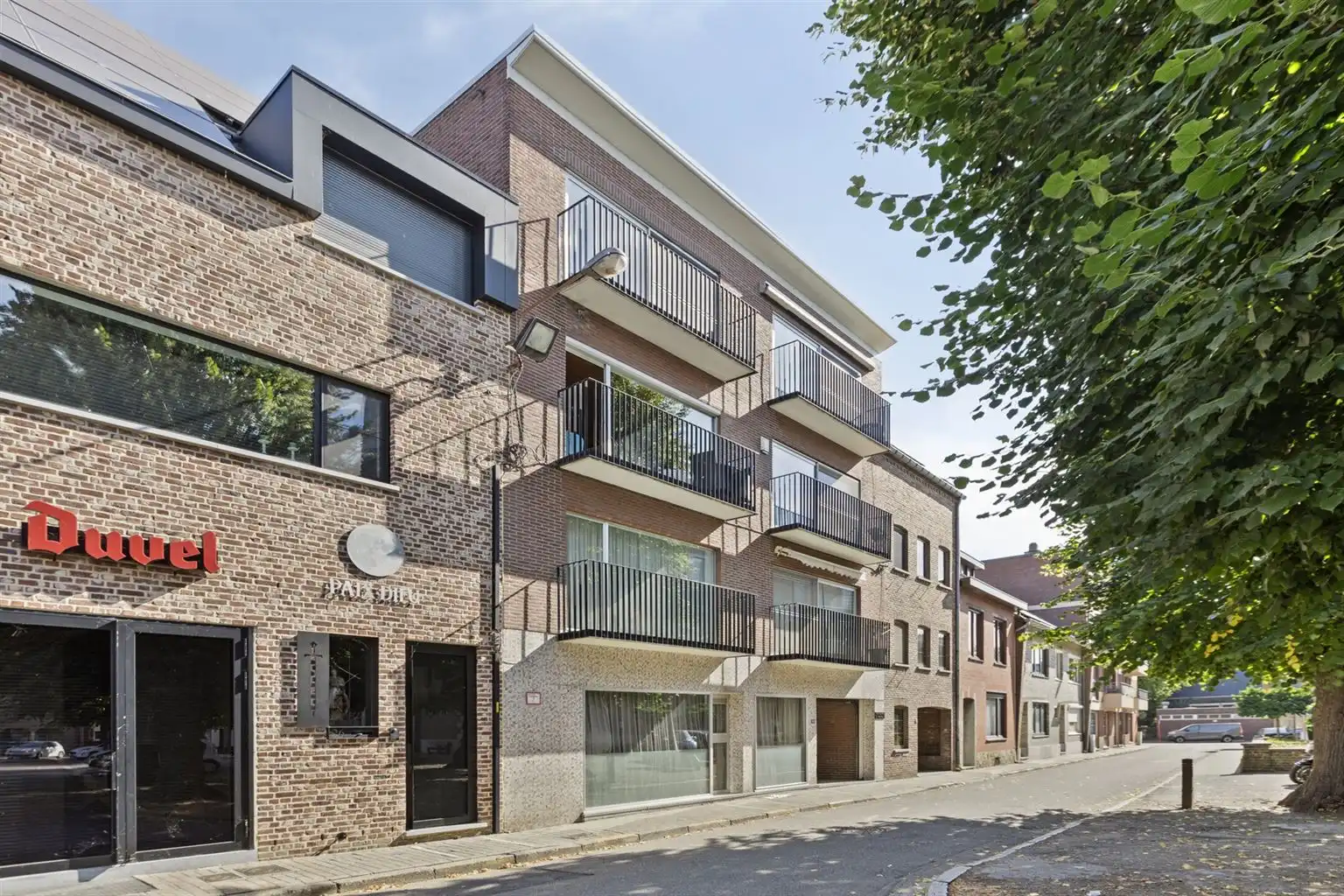 Instapklaar, gerenoveerd appartement met 3 slaapkamers, 2 terrassen en ruime garagebox gelegen op een toplocatie in het centrum van Maaseik, nabij de markt & met zicht op het Kerkplein. foto 26